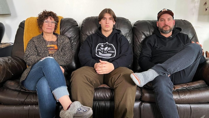 Wil Krotenko, au centre, est assis avec sa mère, Kelly, à gauche, et son père, Kurt. 