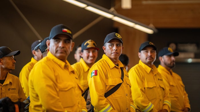 Des pompiers forestiers du Mexique sont arrivés en Colombie-Britannique le 6 août. 


