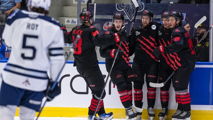Les joueurs des Wildcats célèbrent un but.
