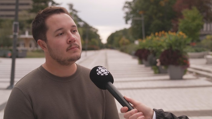 William Beaudry en entrevue avec Radio-Canada, dehors.
