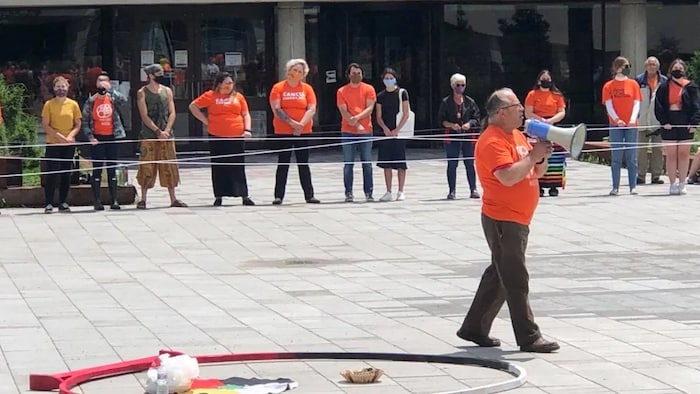 Un homme marche autour d'un cercle sur le sol. 