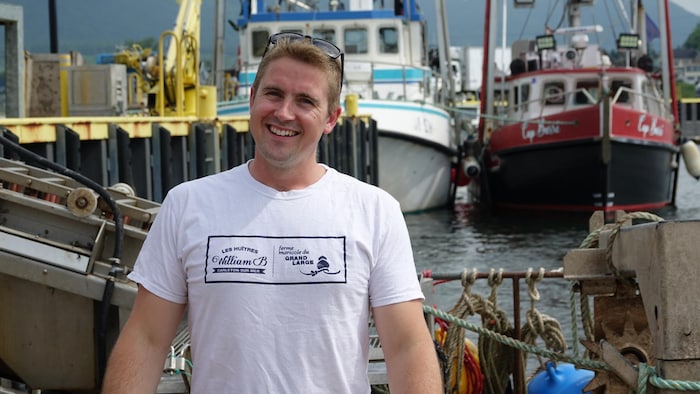 William Bujold, sur son bateau au quai de Carleton-sur-Mer.