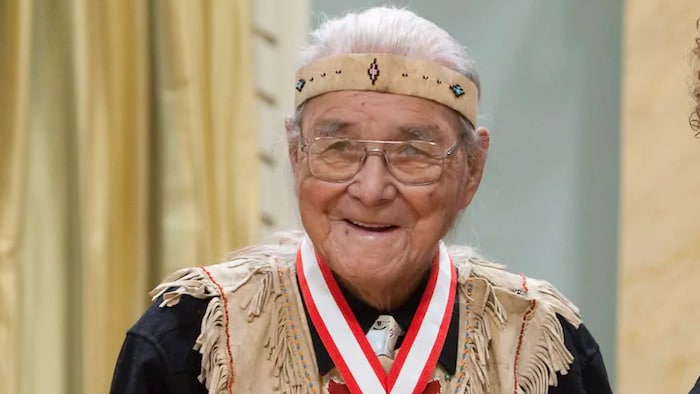 L'aîné autochtone porte la médaille de l'Ordre du Canada à son cou.