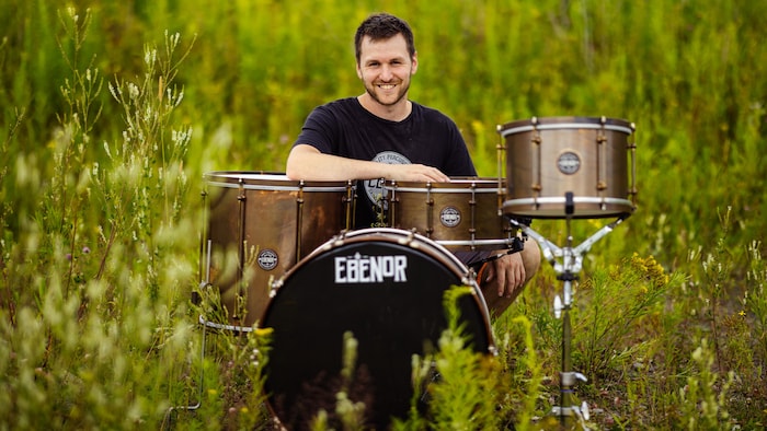 William Leclerc derrière une batterie.