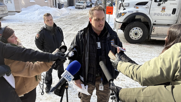 William Robitaille répond aux questions des journalistes. 