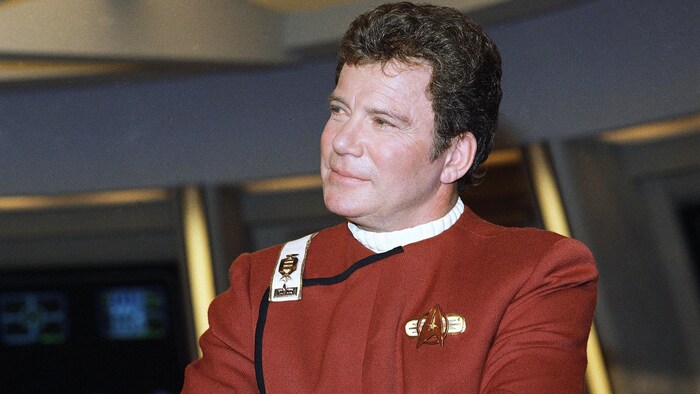 James Kirk dans son vaisseau spatial regarde à droite.