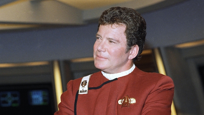 William Shatner est vêtu de son uniforme du capitaine Kirk.