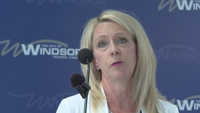 Janice Guthrie devant un micro