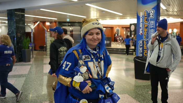 Une partisane des Blue Bombers de Winnipeg avec plusieurs cloches.