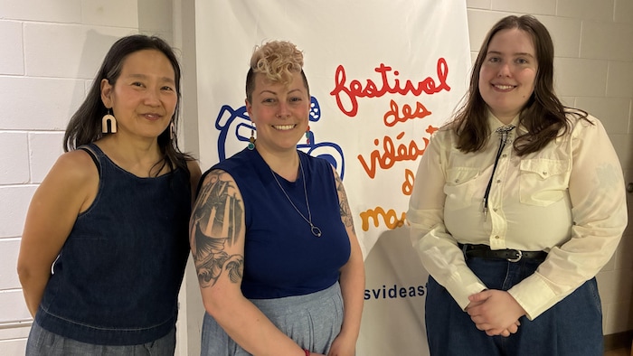 Trois femmes souriantes, le 28 mai 2026 lors du 34e gala du FVM.