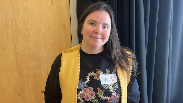 L'animatrice de l'atelier de fabrication des vestes en cuir, Marie Desharnais lau CCFM le 14-03-2026.