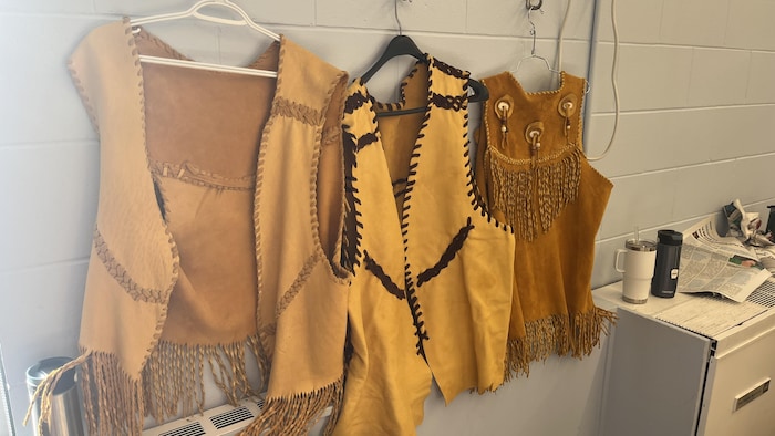 Vestes en cuir accrochées au mur. 