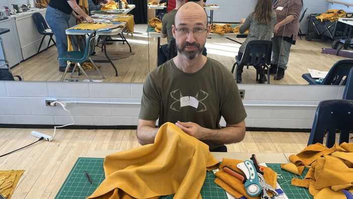 Rémi Beaudin, participant à l'atelier de fabrication de veste en cuir le 14-03-2026.