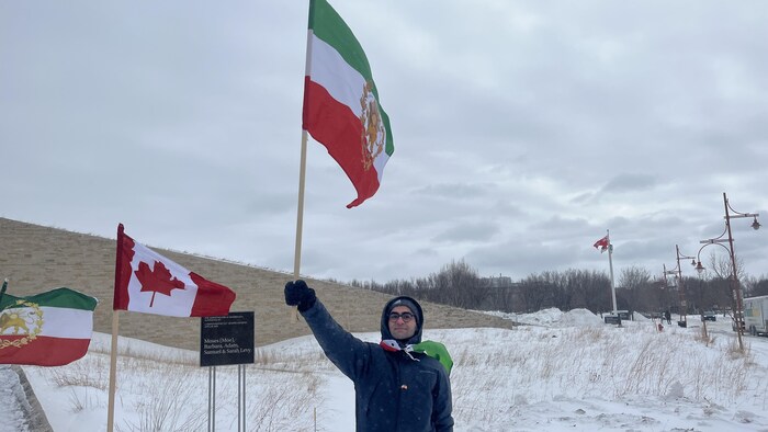 Une personne avec un drapeau. 