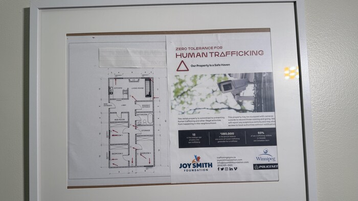 Une affiche de la fondation Joy Smith posée à l'intérieur d'une location courte durée.