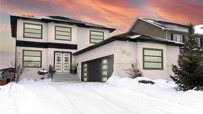 Une grande maison  sur deux étages avec un double garage à Winnipeg. 