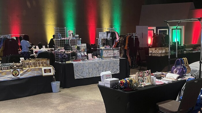 Des stands au marché Noir et Fier le 8 février 2026 à Winnipeg.  
