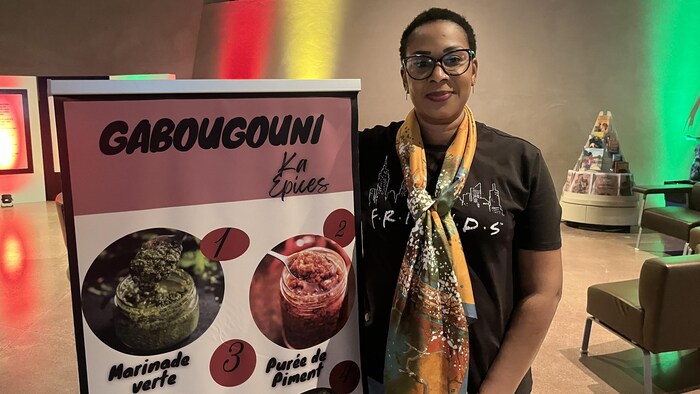 Sokona Djoume à côté d'une pancarte le 8 février 2026 à Winnipeg.