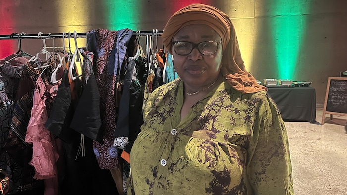 Kadidia Koulibaly à côté de ses articles artisanaux, le 8 février 2026 à Winnipeg.