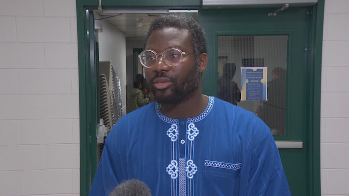 Cheikh Ousman Ben Youssef Marega, résident de Dauphin, répond au journaliste le 21-02-2026.