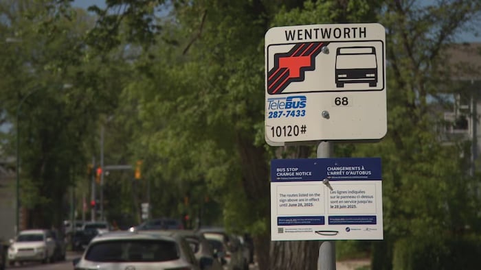 Des panneaux de signalisation installés ces dernières semaines informaient les usagers du transport en commun de Winnipeg des changements apportés aux arrêts et aux itinéraires.