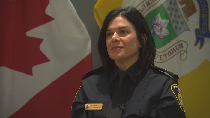 Portrait de l'agente Dani McKinnon lors d'une conférence de presse.