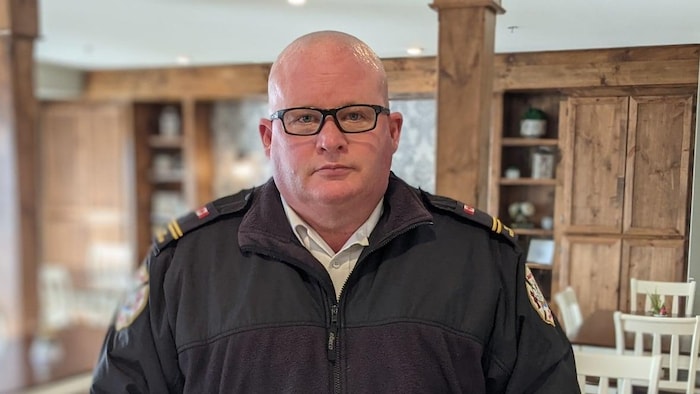 Winston Bryan, en uniforme d'inspection, pose pour la photo.