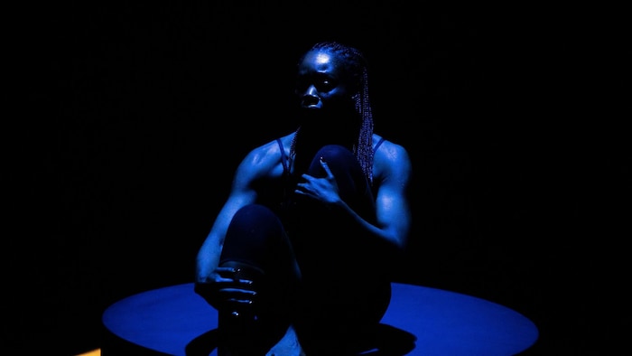 Un interprète sur scène.