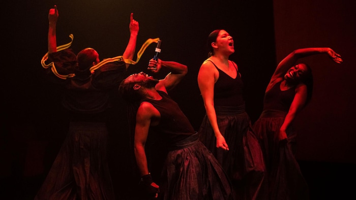 Des interprètes sur scène.