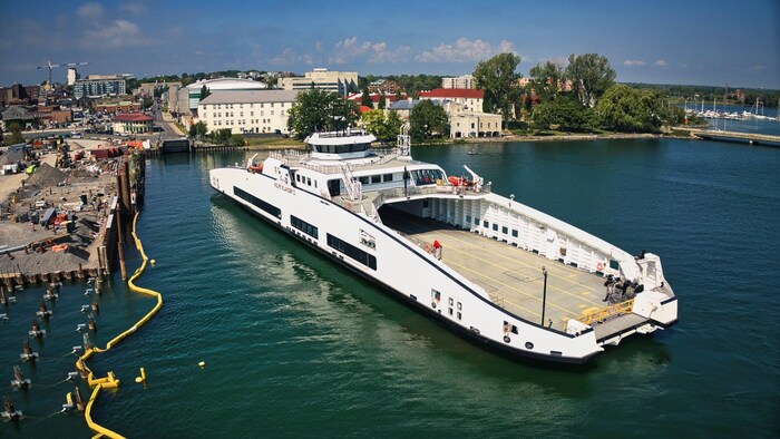 Le Wolfe Islander IV arrivant au quai de Kingston en Ontario le 24 septembre 2025.