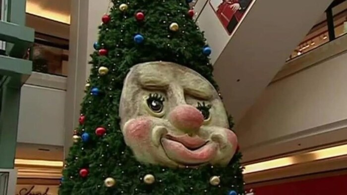 Un arbre de Noël avec un visage au milieu, qualifié d'effrayant par certains.