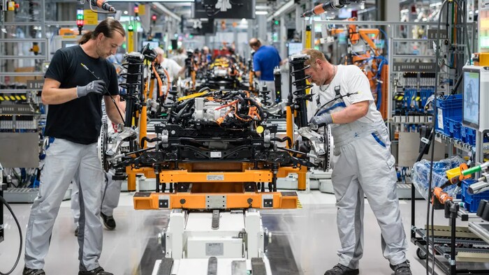 workers at cars manufacturers