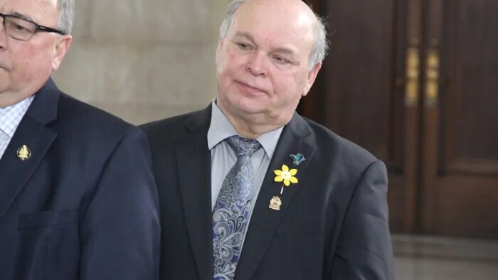 Le député de la circonscription de Swan River, Rick Wowchuk, en costume.