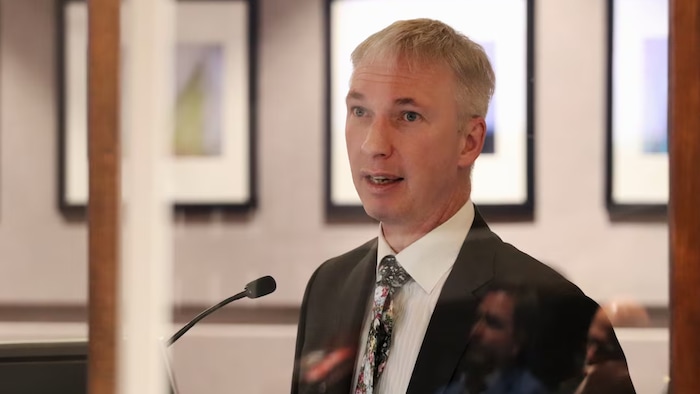 Dalton Wudrich s'adresse aux membres du conseil municipal.
