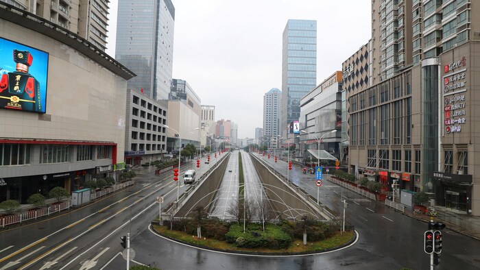 Une photo prise en plein jour montre des rues et des trottoirs désertés au milieu de gratte-ciel.