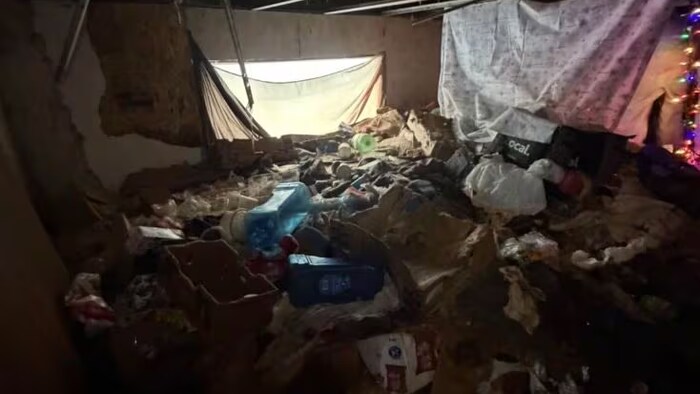 Une pièce d'une maison remplit de déchets.