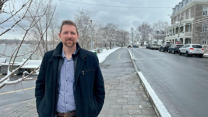 Le député bloquiste Xavier Barsalou-Duval près du fleuve à Boucherville.