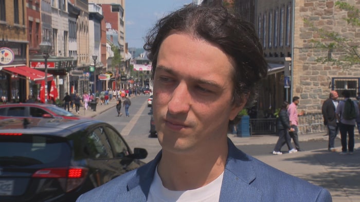 Xavier Bernier-Prévost en entrevue devant la rue Saint-Jean.
