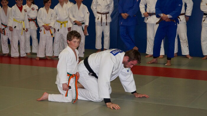 Un jeune judoka à l’entraînement avec Antoine Valois-Fortier.                     