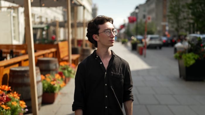 Xavier Ménard-Beaudoin marche dans la rue.