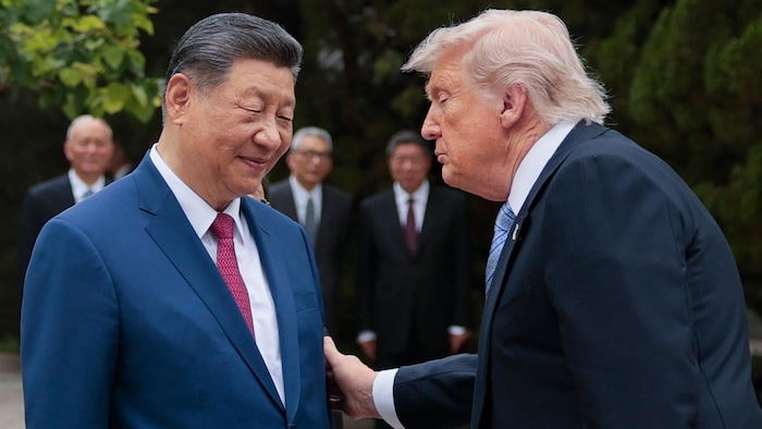 Xi Jinping et Donald Trump dans un jardin.