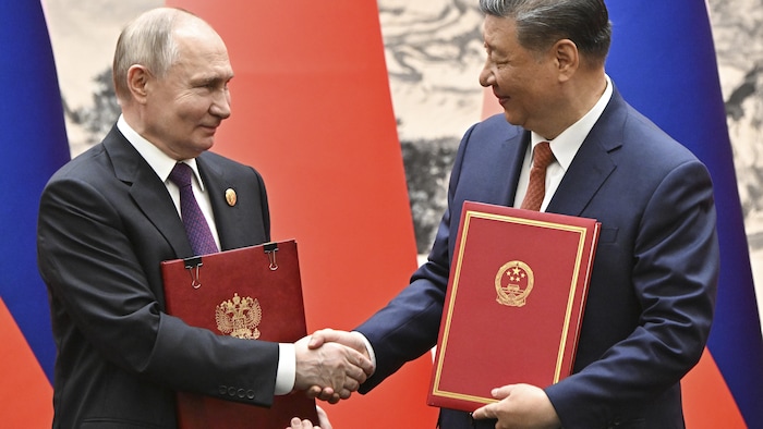 Chinese President Xi Jinping and Russian President Vladimir Putin shaking hands.