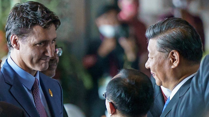 الحديث الأول، أمس، على هامش قمة العشرين بين الرئيس الصيني شي جين بينغ (إلى اليمين) ورئيس الحكومة الكندية جوستان ترودو، ويبدو رأس المترجم بينهما.