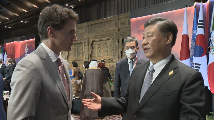 حديث بين الرئيس الصيني شي جين بينغ (إلى اليمين) ورئيس الحكومة الكندية جوستان ترودو في 16 تشرين الثاني (نوفمبر) 2022 على هامش قمة مجموعة العشرين في جزيرة بالي في إندونيسيا.