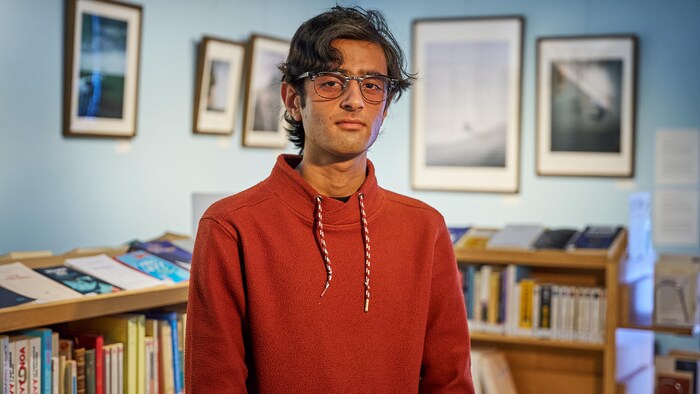 Le militant Yagya Parihar, dans une bibliothèque. 