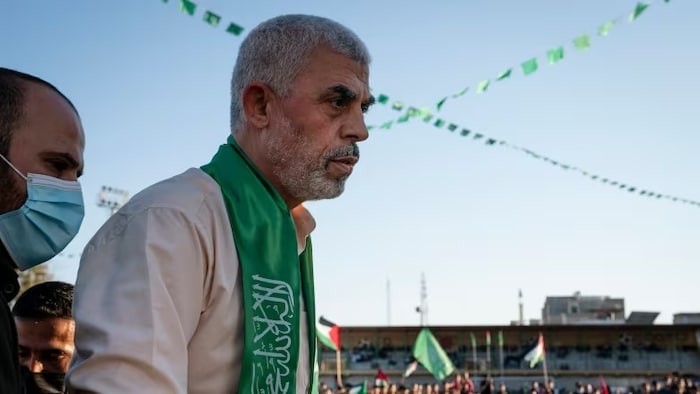 يحيى السنوار، رئيس المكتب السياسي لحركة حماس في قطاع غزة والذي يُعتقد أنه أحد العقول المدبّرة لهجمات 7 تشرين الأول (أكتوبر) 2023 على جنوب إسرائيل، في صورة له وهو يعتلي المنصة في تجمع حاشد في مدينة غزة في أيار (مايو) 2021.