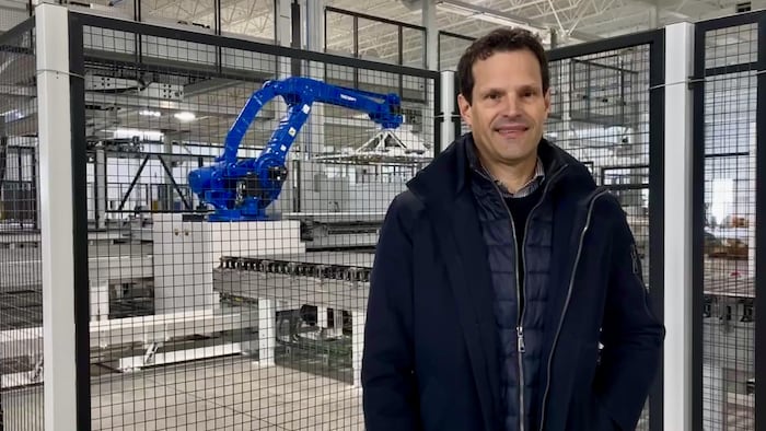 Yan Sinclair à l'intérieur de la nouvelle usine.