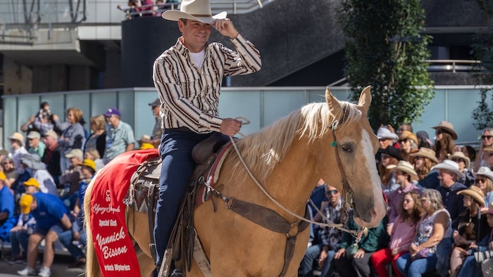 L'acteur Yannick Bisson, qui est assis sur un cheval, porte un chapeau de cowboy.