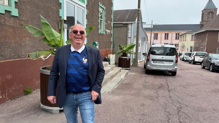 Un homme dans une rue résidentielle.