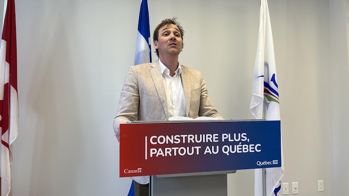 Un homme prend la parole au micro.